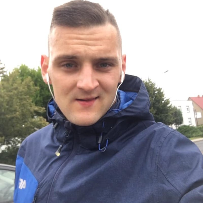 Mlody Szuka kobietyy